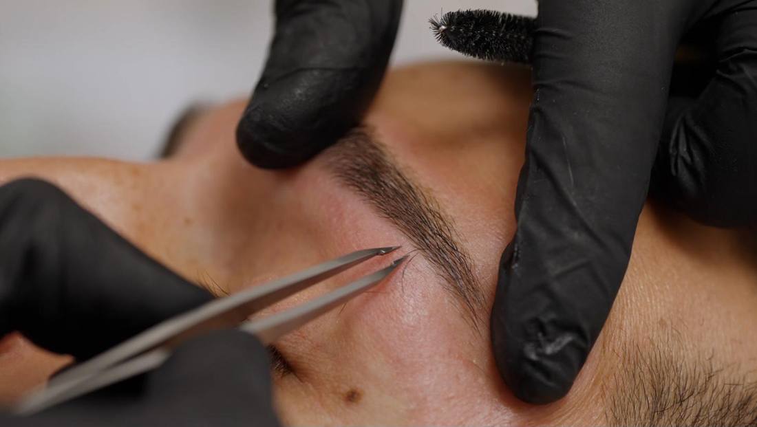 Men's brow shaping by hand